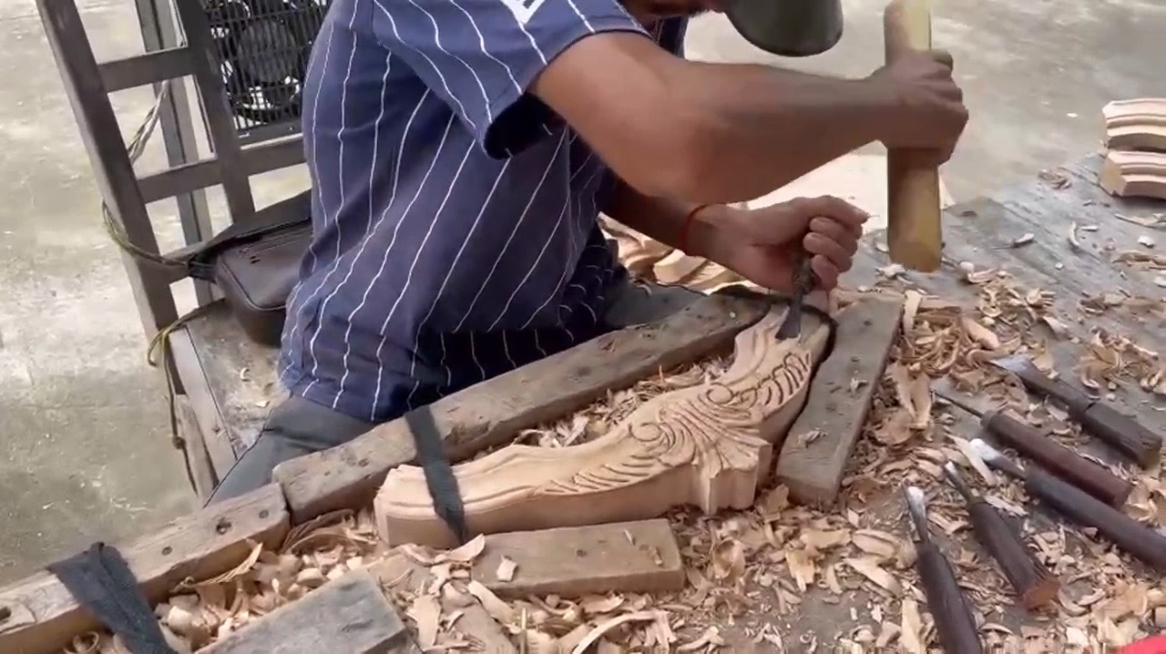 Nghệ nhân điêu khắc tỉa hoa văn thủ công