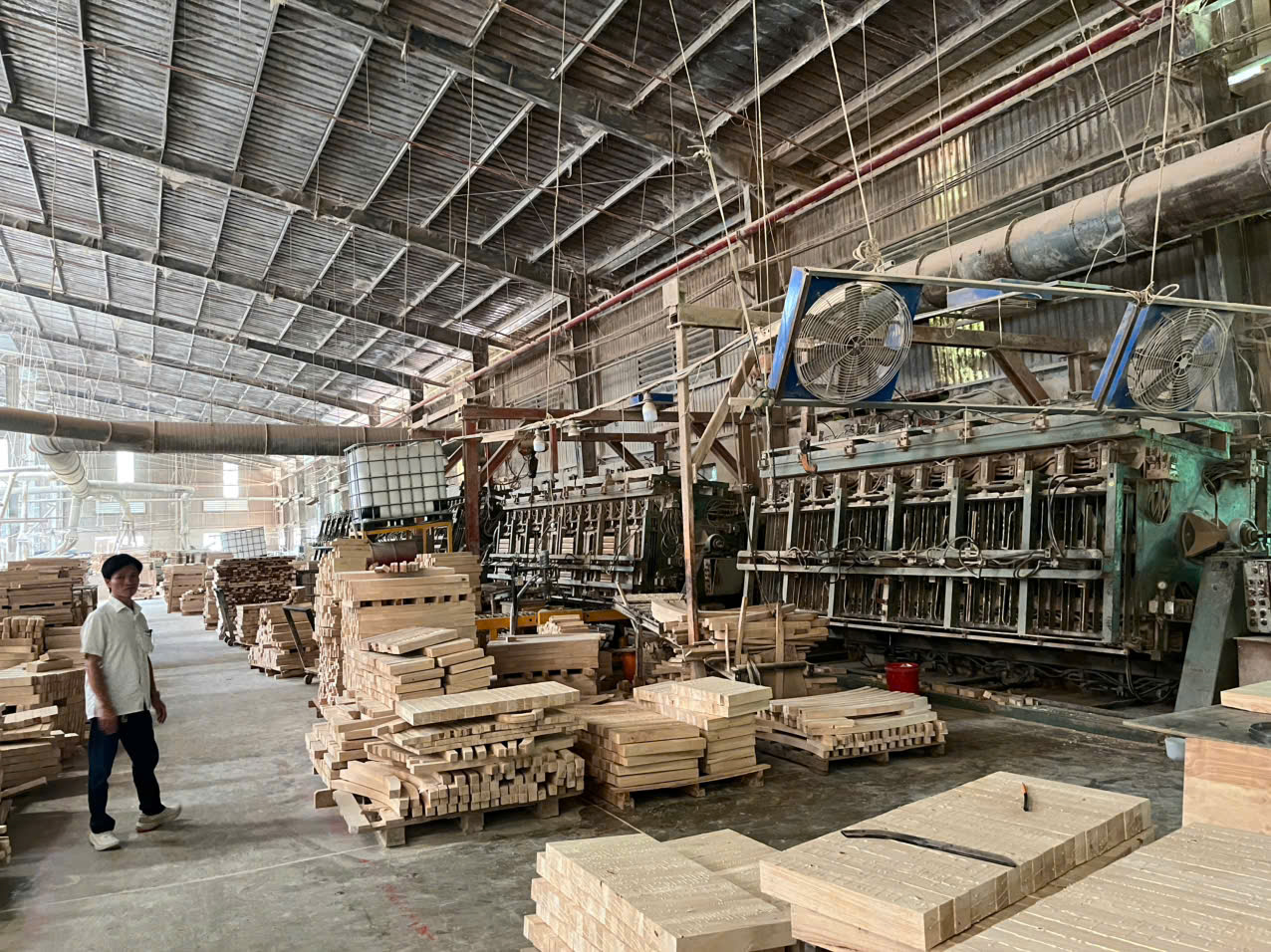 Kho phôi gỗ sấy và máy ép thủy lực