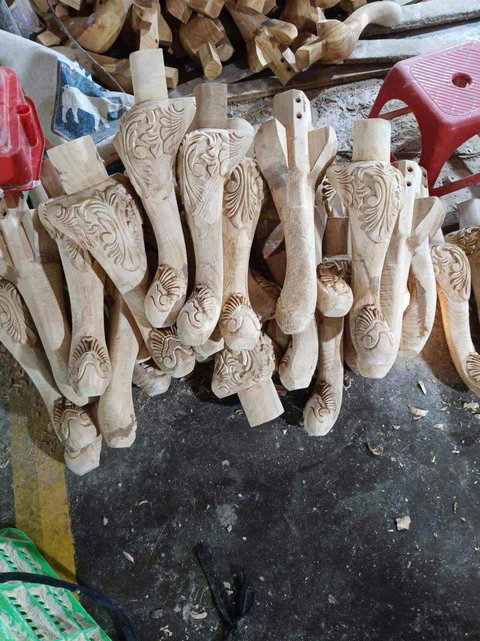 Lô chân ghế chạm khắc hoa văn cổ điển